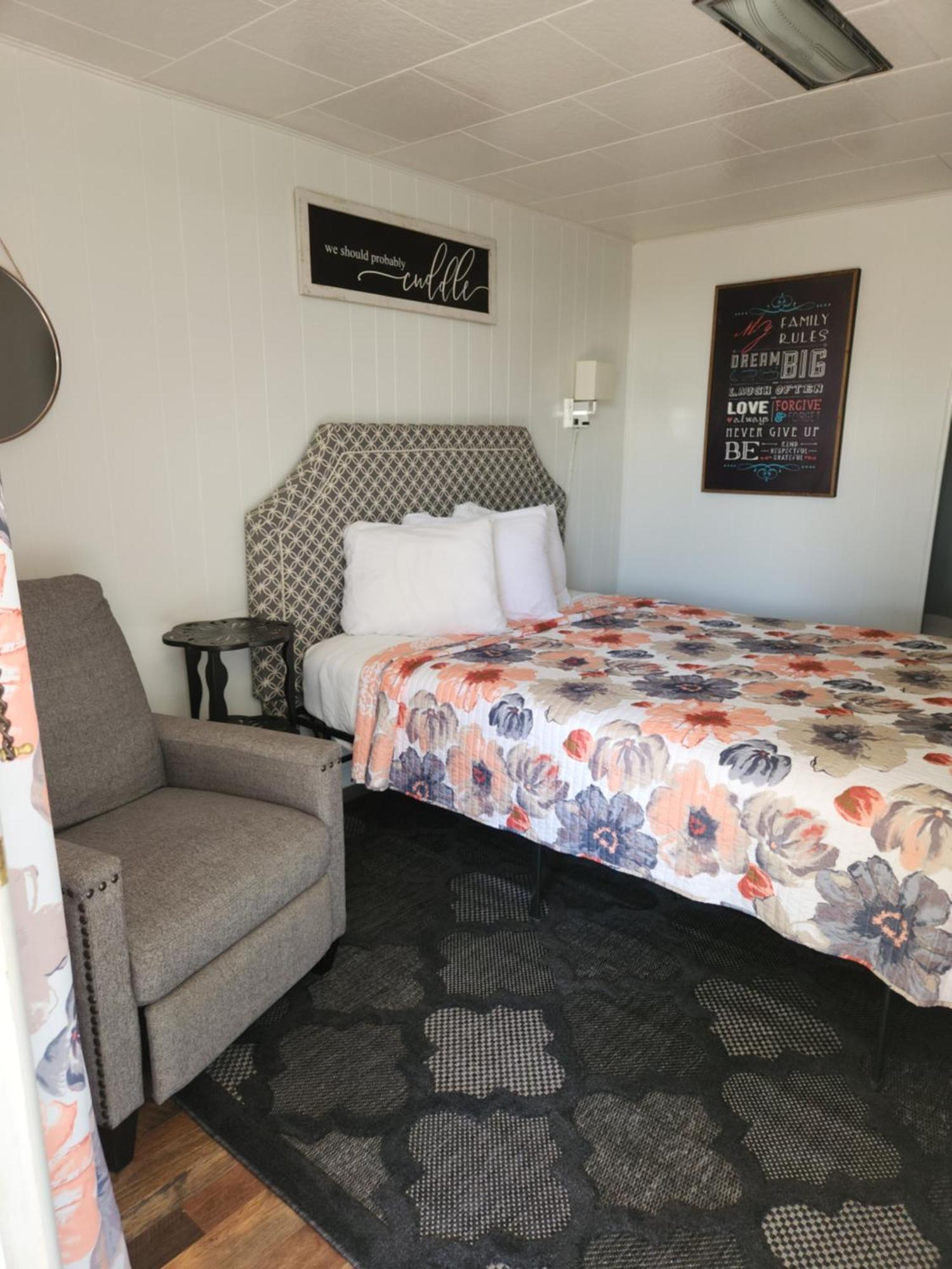 Sage Motel Greybull Room photo