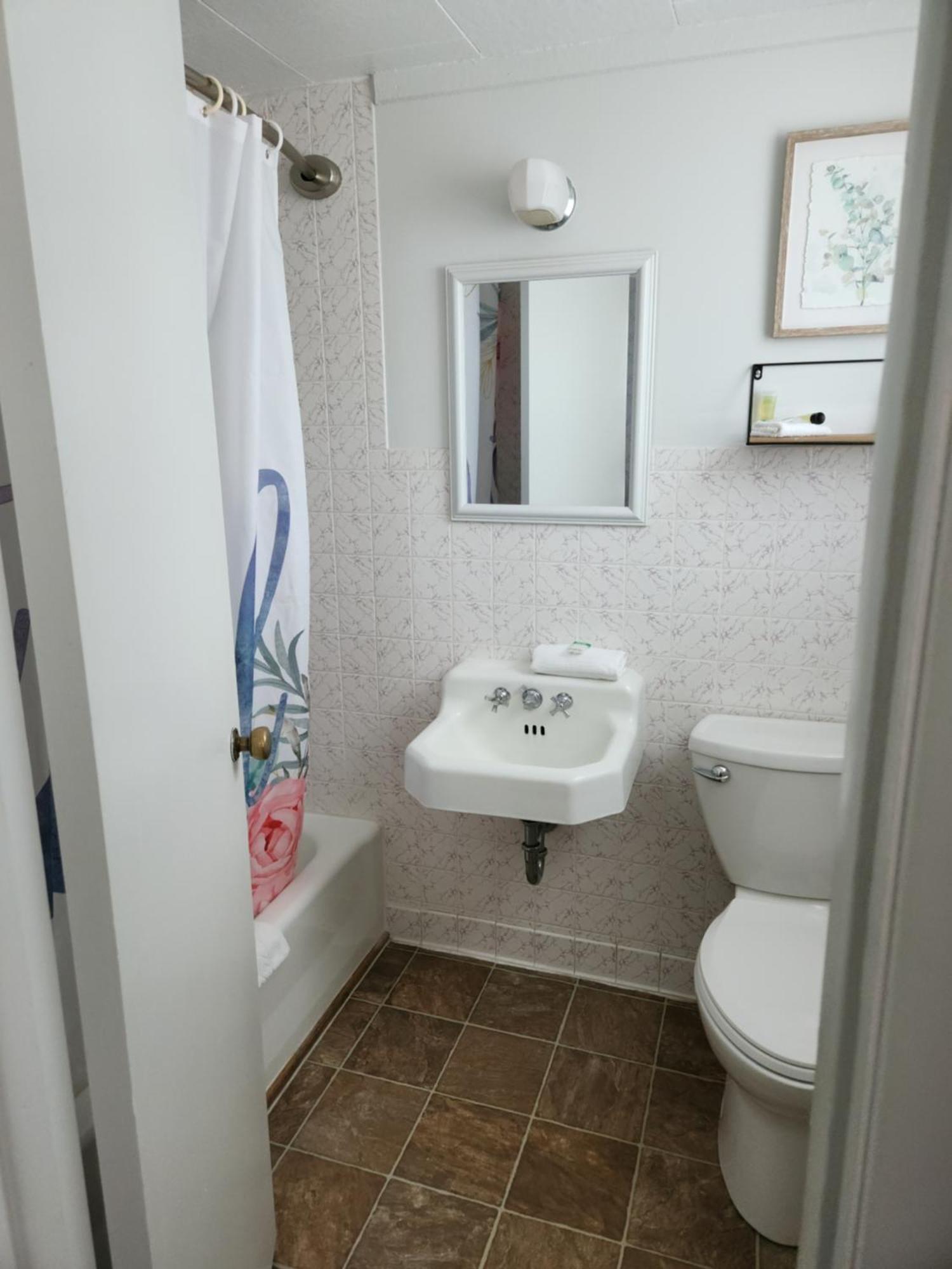 Sage Motel Greybull Room photo